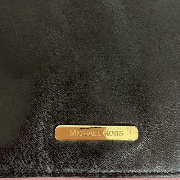 Michael Kors buttery soft leather clutch/wristlet with gold hardware - Picture 2 of 10